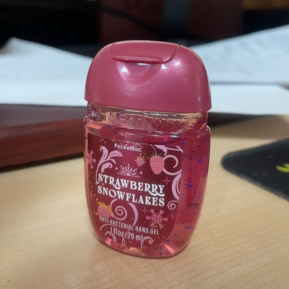 Bath & Body Works Strawberry Snowflakes PocketBac Hand Sanitizer - Picture 4 of 4